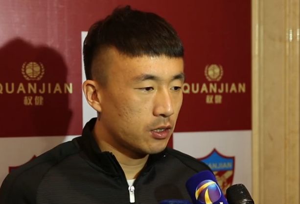 《继父》是一部典型的人情关系电影，讲述了小男孩对继父由敌视到接纳的情感变化。